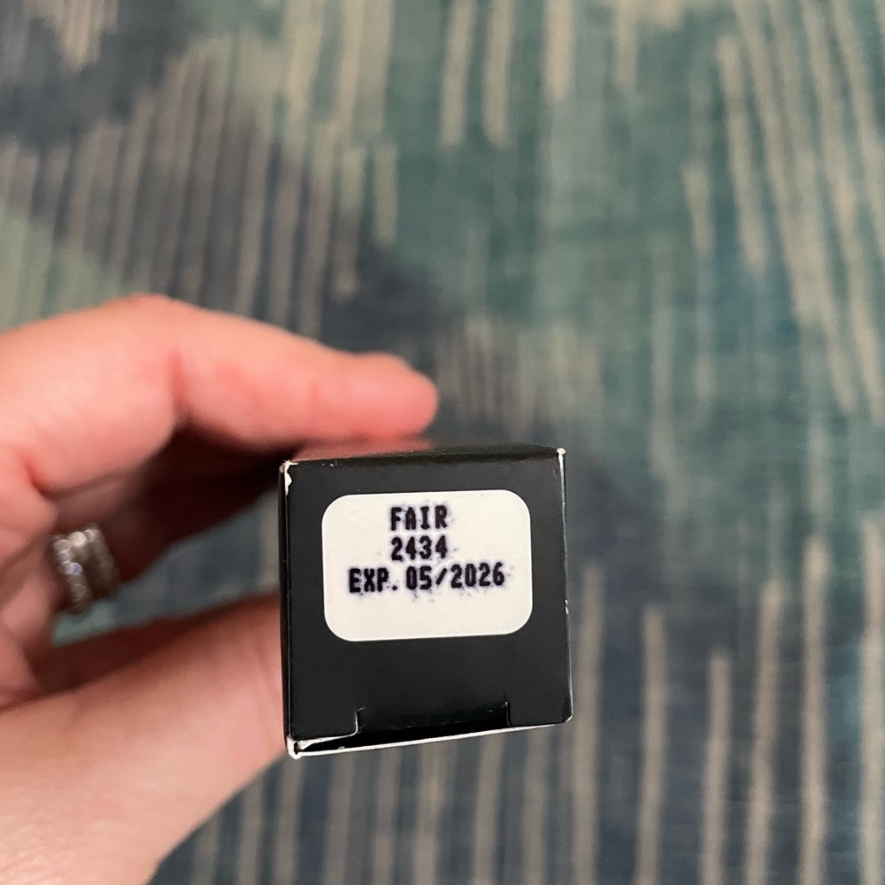 BNIB Luminous Eye Corrector® SPF 41 - Fair - Picture 4 of 4